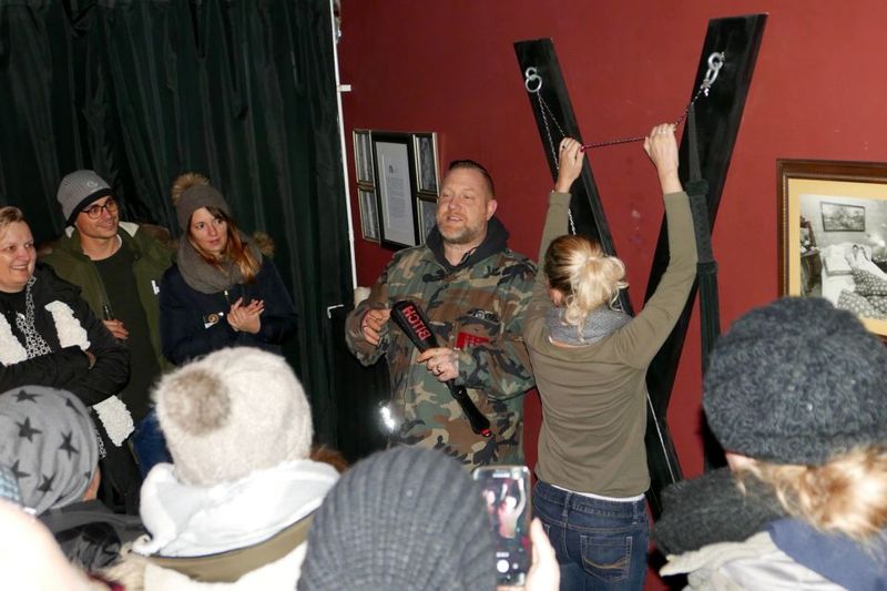 Hamburg: Olivia Jones Tour with Iconic Barker Fabian - Endings Change: Olivia Jones Bar or Kiez Oase