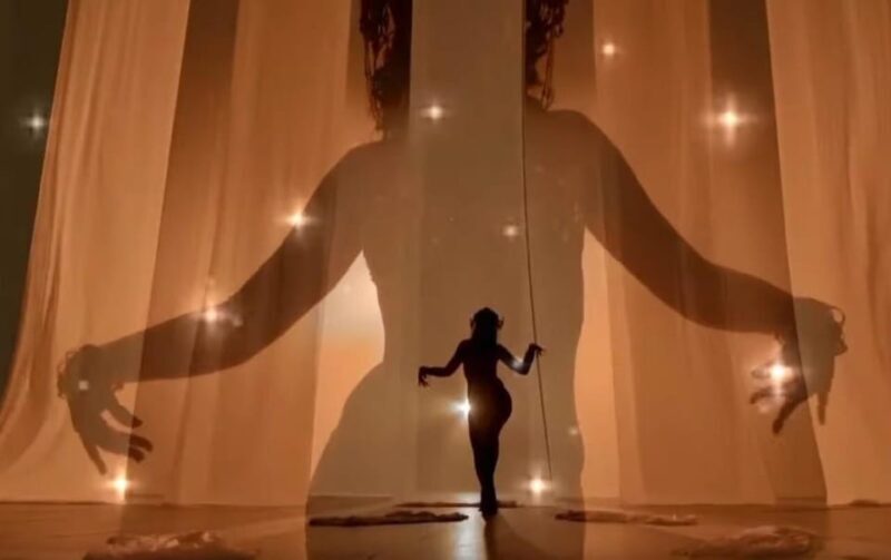 Hamburg: Private St. Pauli Night Tour with Musical Dancer - An Honest Look at the Hamburg Night Tour