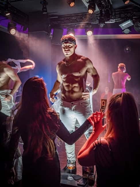 Hamburg: SIXX PAXX Men´s Perfoming Arts Show - Is It Worth the Price?