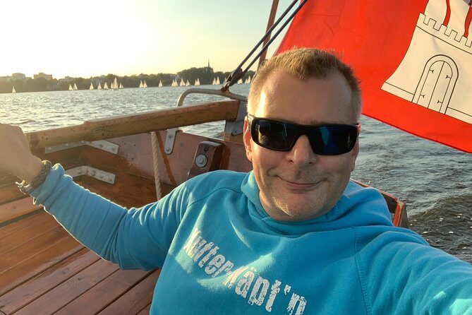 Hamburg Small-Group Sunset Sailing Cruise on Lake Alster - The Group Size and Personal Touch
