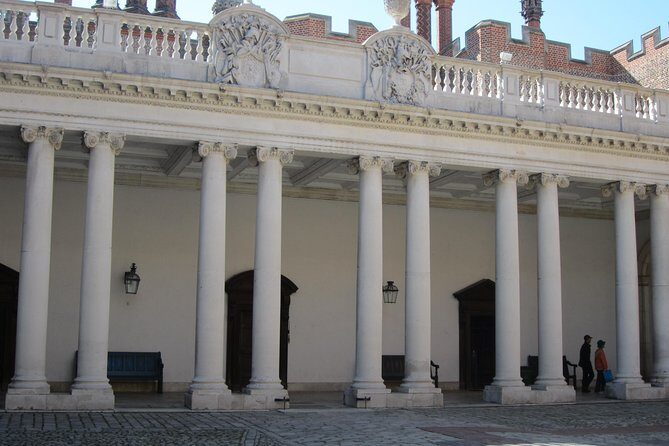 Hampton Court Palace 3hr tour: Henry VIII's & William III's intriguing Palaces - An Inside Look at the Hampton Court Tour
