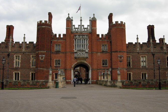 Hampton court palace private tour from London - Exploring the Details: What to Expect on This Tour