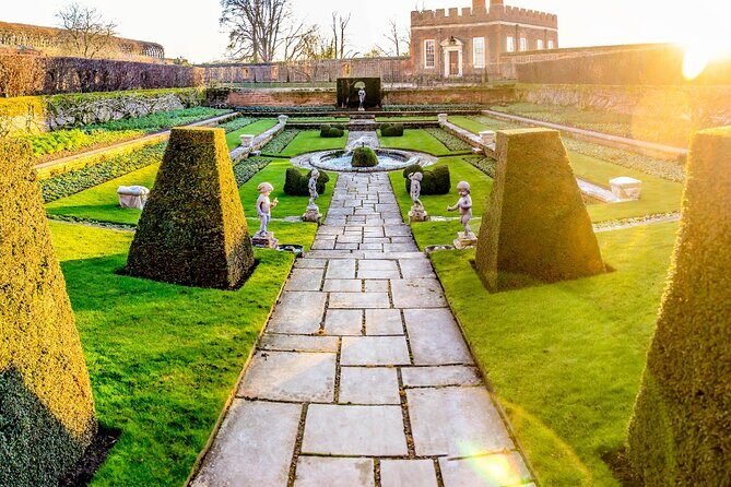 Hampton Court Walking Tour - Key Points