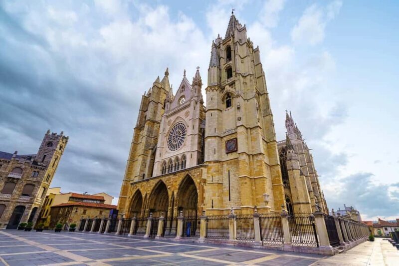 Hello León: Private 2-Hour Intro City Walk with Local Guide - Key Points