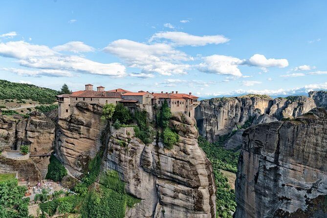 Hiking in magnificent Meteora - An In-Depth Look at the Meteora Hiking Tour