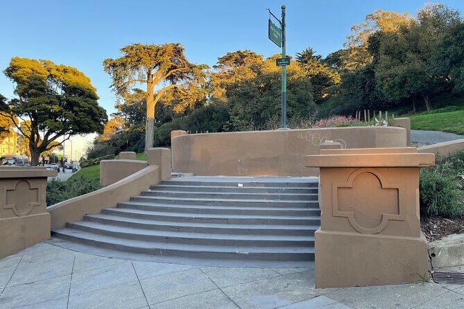 Hippie Haight-Ashbury and True Crime Tour - The Experience & Group Size