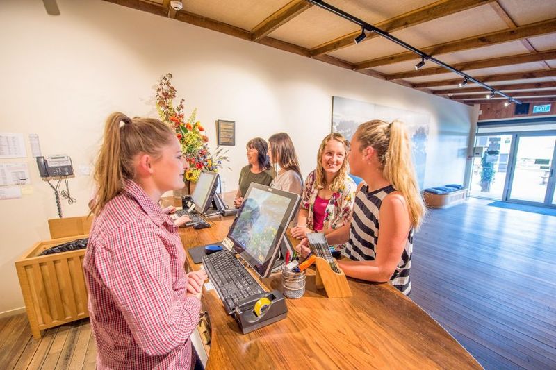 Hobbiton Movie Set: Guided Tour Ticket - Photo Time and Group Size: How to Get the Best Shots