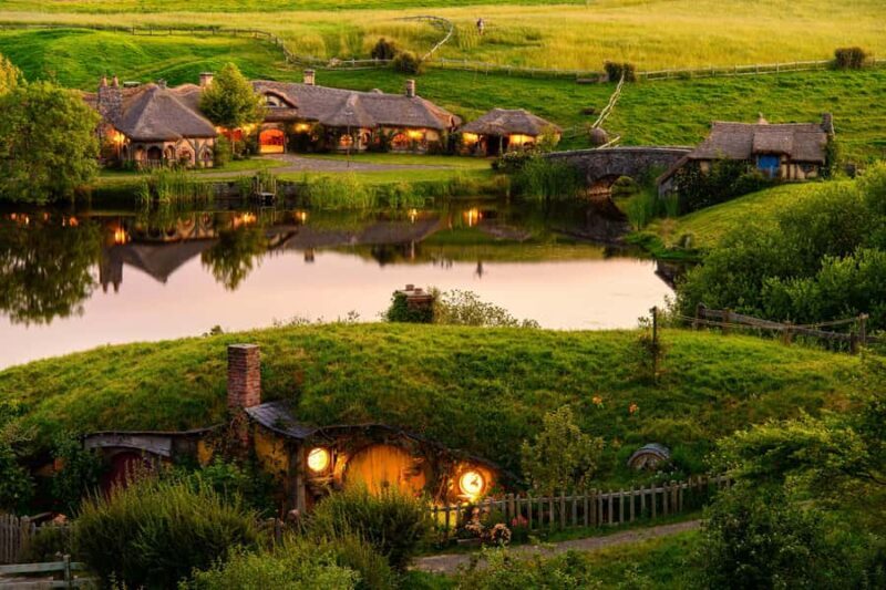 Hobbiton Movie Set & Te Puia Geothermal Valley Private Tour - The Geyser and Kiwi Enclosure