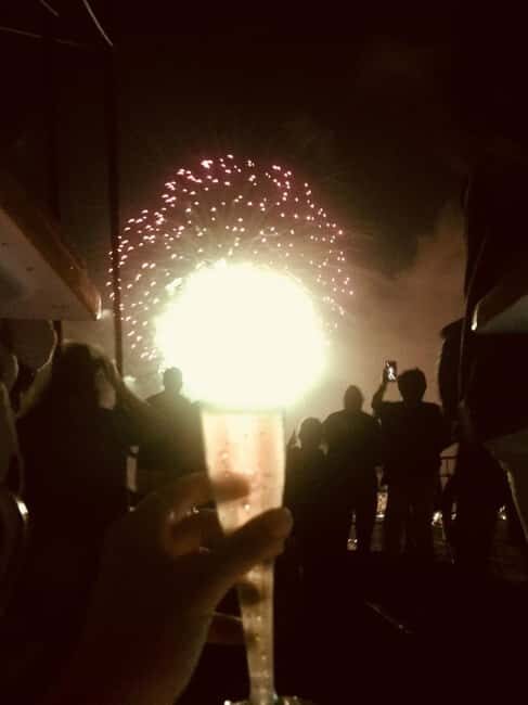 Honolulu: 1-Hour Friday Night Fireworks Cruise with Drinks - Key Points