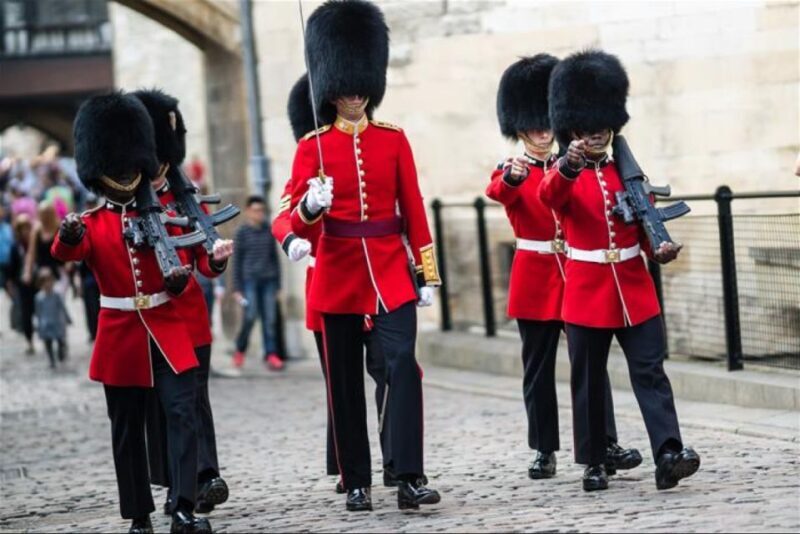 Hop on Hop off London Bus Tour & Tower of London - Key Points