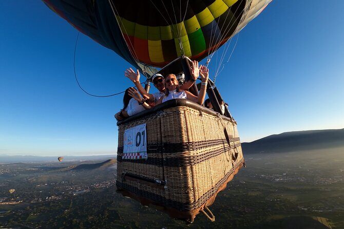Hot air balloon flight in Teotihuacán + Breakfast in a Cave - Key Points