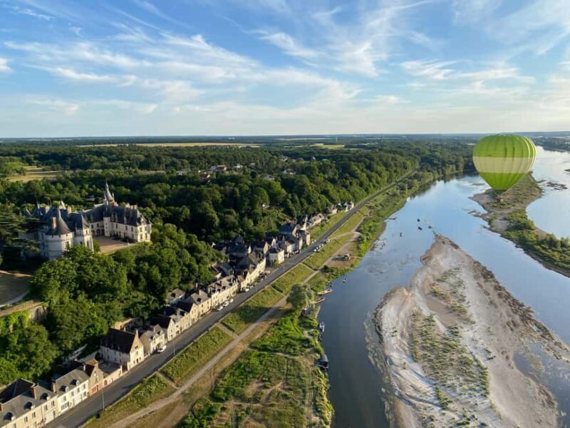 Hot air balloon flight:Chambord, Chenonceau,Cheverny,Blois - The Flight: Flying Like a Bird