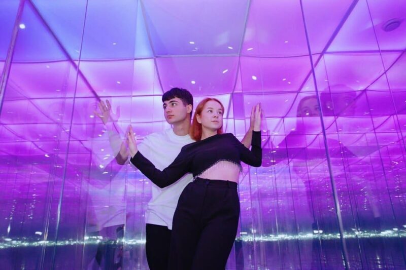 ''House Of Attractions'': Glass Maze Family Ticket 2+1 - The Experience and Group Dynamics