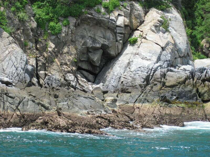 Huatulco: Premium Boat Tour with snorkel experience. - Second Stop: Maguey Beach at Cacaluta Bay