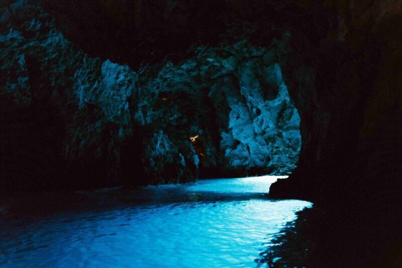 Hvar: Blue and Green Caves Boat Tour with Stiniva Beach - Group Size & Atmosphere