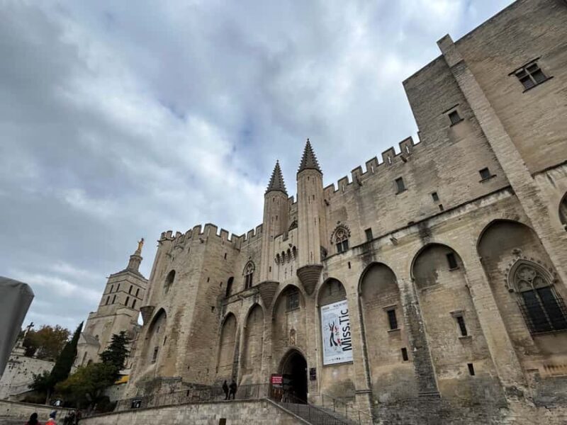 Immortalize your Souvenir d'Avignon as a button - The Experience and Its Value