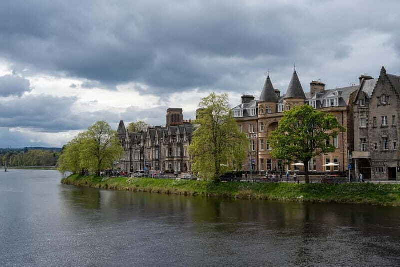 Inverness: Comedy Walking Tour with Local Comedian - Key Points