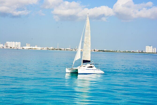 Isla Mujeres Catamaran from Cancun with Open bar and lunch - Key Points