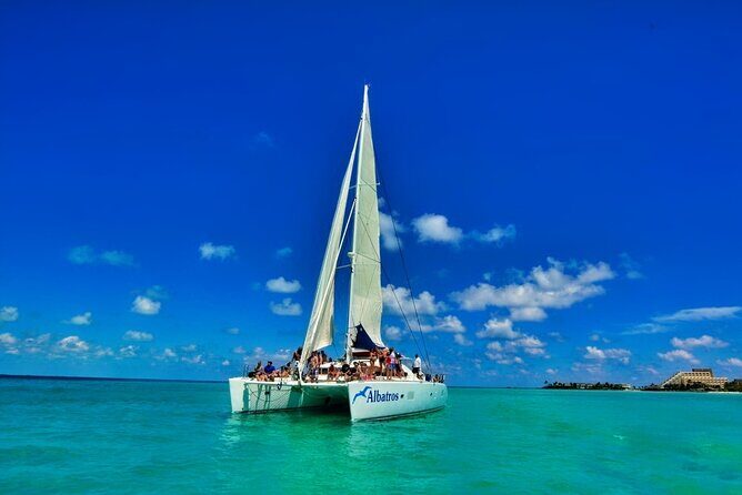 Isla Mujeres Catamaran Sailing Experience with Lunch & Open Bar - FAQ