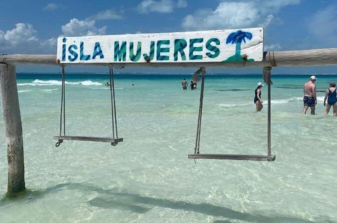 Isla Mujeres on luxury catamaran with snorkel, open bar and lunch - FAQ