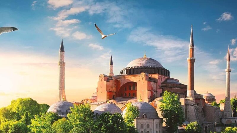 Istanbul: Balat, Blue Mosque, and Hagia Sophia Guided Tour - Who Is This Tour Best For?