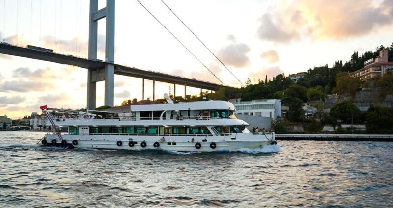Istanbul: Bosphorus & Golden Horn Cruise Daytime or Sunset - What to Expect on the Cruise