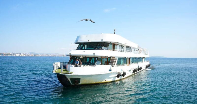Istanbul: Bosphorus & Golden Horn Cruise Daytime or Sunset - The Guide and Commentary