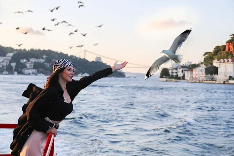 Istanbul: Bosphorus Sightseeing Cruise Tour with Audio Guide - Key Points