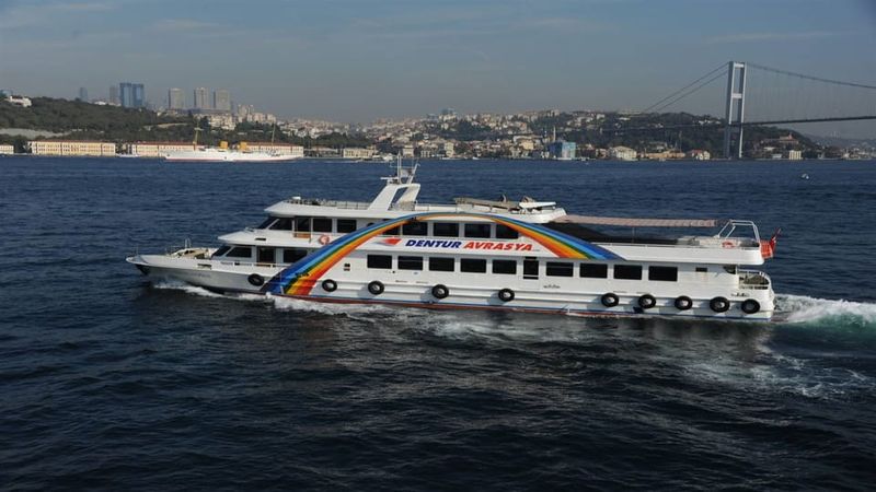 Istanbul: Bosphorus Sightseeing Cruise with Sunset Option - Sunset sailing at 4 PM or 5 PM: what changes when the light turns