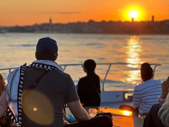 Istanbul: Bosphorus Sunset Cruise on a Luxury Yacht - The Views and Atmosphere