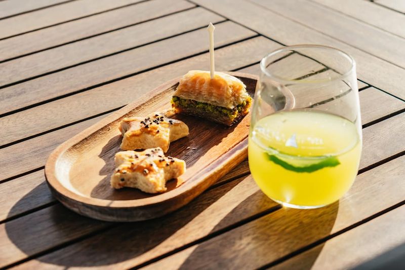 Istanbul: Bosphorus Sunset Cruise on a Luxury Yacht - Üsküdar, Maiden’s Tower, and the Golden Horn: Legends and City Energy