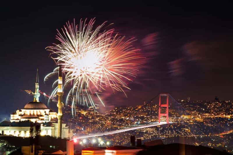 Istanbul: New Year's Eve Bosphorus Cruise with Fireworks - A Closer Look at the Experience