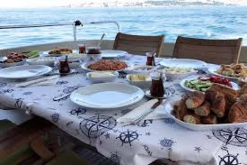 Istanbul: Private Bosphorus Breakfast Cruise on Luxury Yacht - The Food and Atmosphere