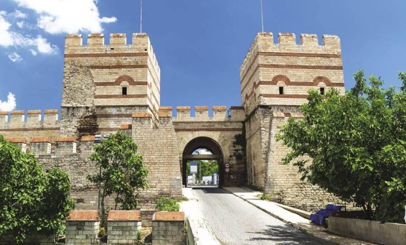 Istanbul Revealed: Historic Pathways and Bosphorus Serenity - Key Points