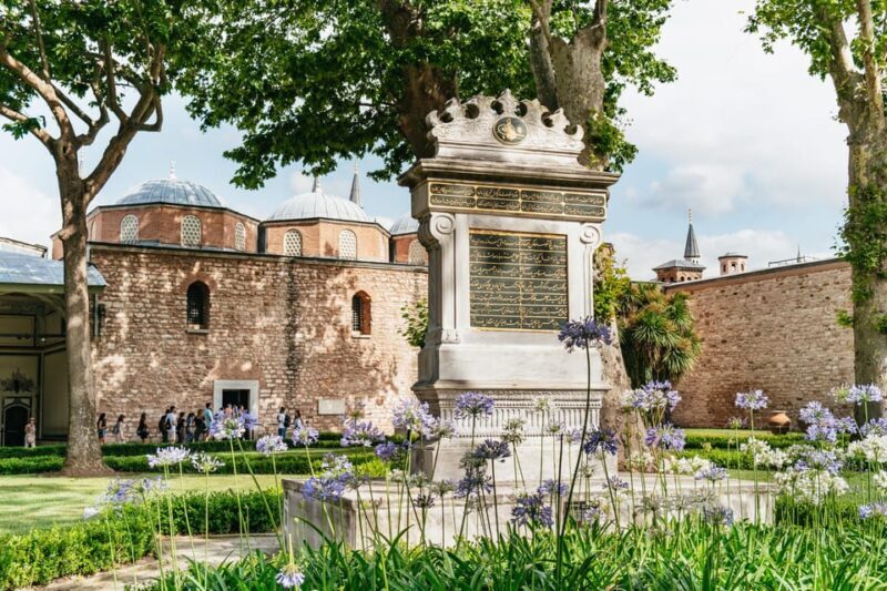 Istanbul: Topkapi Palace and Harem Guided Tour with Ticket - The Tour Experience in Detail