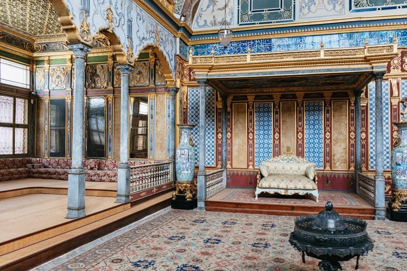 Istanbul: Topkapi Palace and Harem Guided Tour with Ticket - Headsets help in the real world