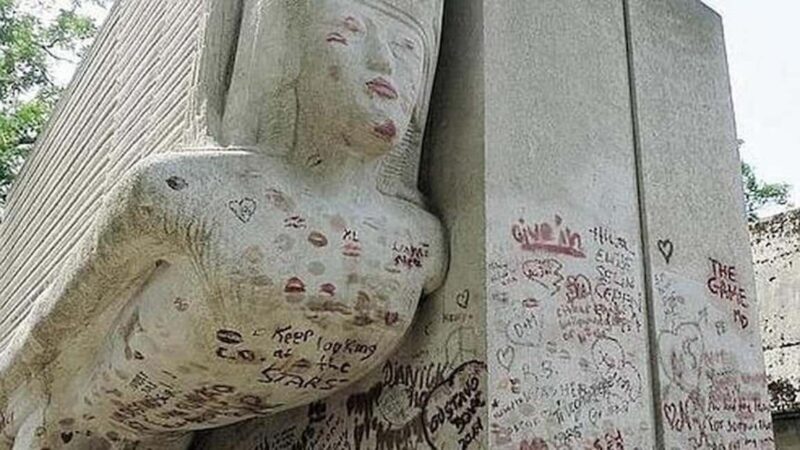 Join a small group tour of the Père Lachaise cemetery in Italian - The Value of the Experience