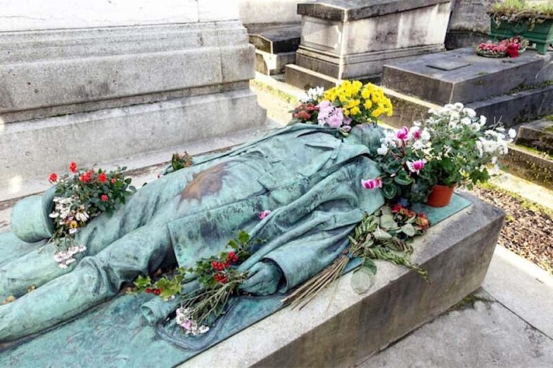Join a small group tour of the Père Lachaise cemetery in Italian - Who Should Consider This Tour?