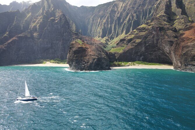 Kanoa Yacht Charter: 2-Hour Sail off Waikiki - Key Points