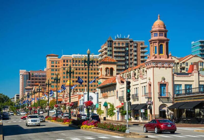 Kansas City Private Walking Tour: Art, Plazas & Museums - Key Points