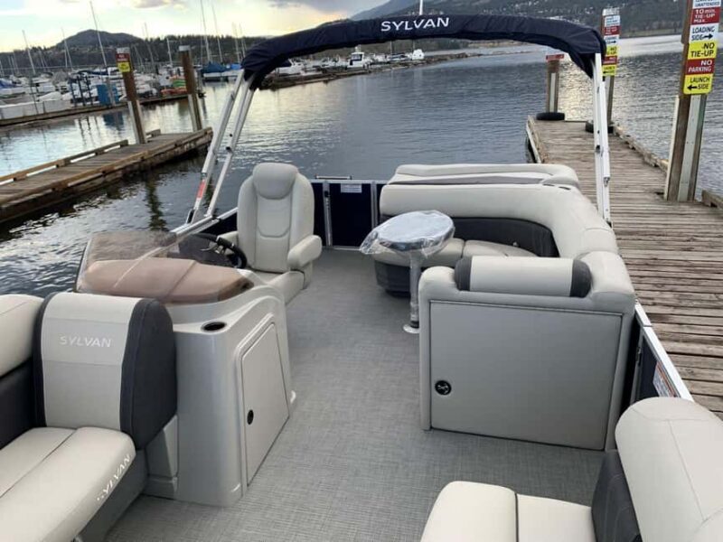 Kelowna: Sylvan Mirage Cruise Pontoon for rent - Why Choose the Sylvan Mirage Cruise Pontoon?