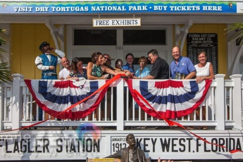 Key West: Hemingway's Life and Local Food Walking Tour - Walking in Hemingway’s Footsteps