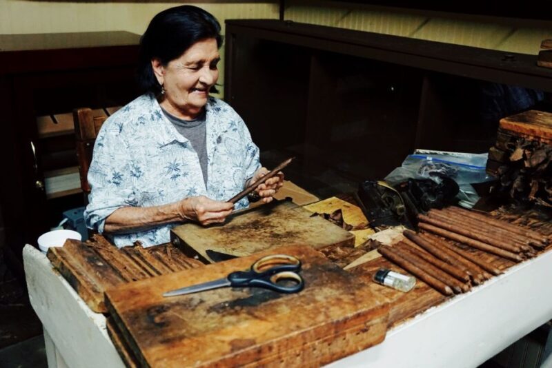 Key West: Seafood and Seaport Walking Tour with 5 Tastings - Key Points