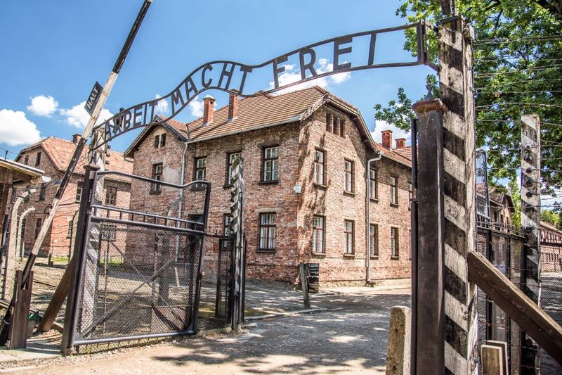 Krakow: Auschwitz Guided Tour with Pickup and Optional Lunch - Lunchbox or no lunch: what you get and whether it’s worth it