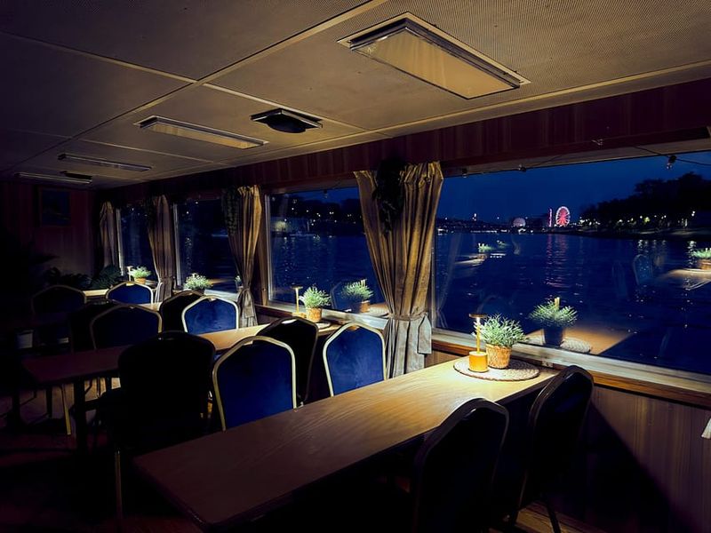 Kraków: Evening or Night River Cruise - Kazimierz: Old Streets Seen Through the Lights