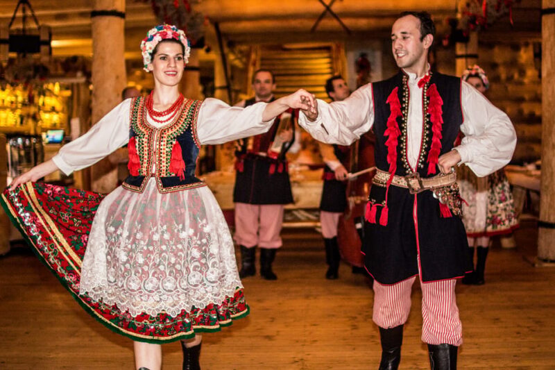 Krakow: Polish Folk Night with Dinner and Unlimited Drinks - The Live Folk Show – Authentic or Just for Show?