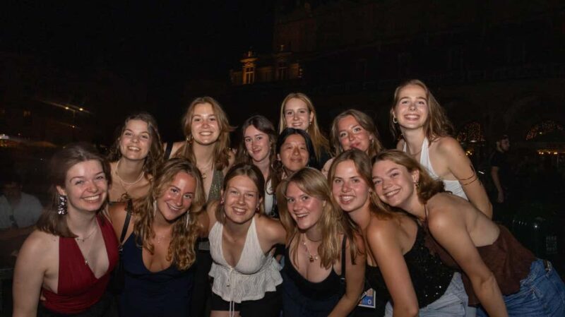 Krakow: Pub Crawl 1H Open Bar, VIP Entry & Welcome Shots - Key Points