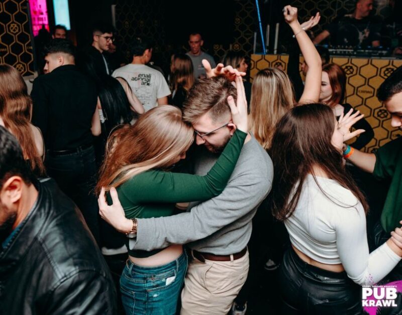 Krakow: Pub Crawl 1H Open Bar, VIP Entry & Welcome Shots - FAQ