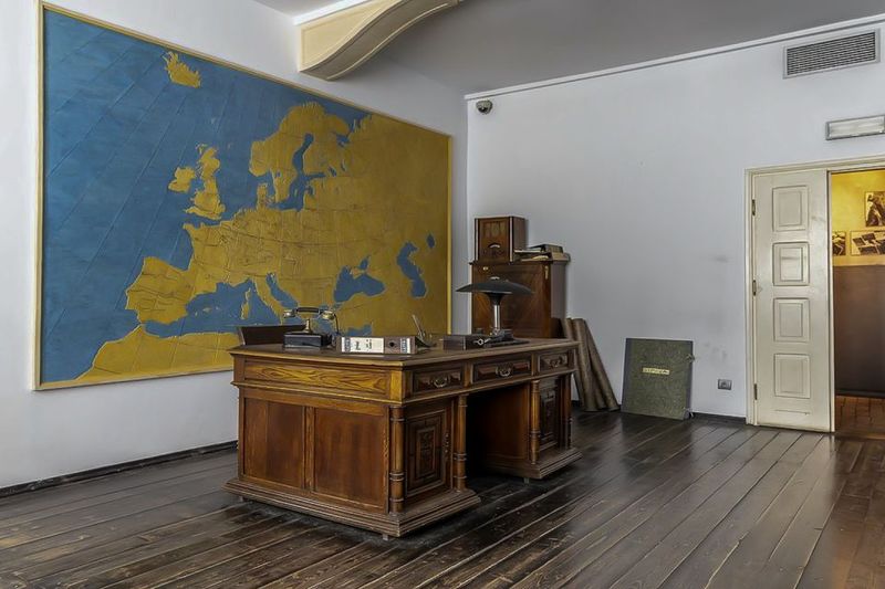 Krakow: Schindler's Factory & Ghetto Guided Tour - Transition Moment: From Museum to Street-Level Ghetto History