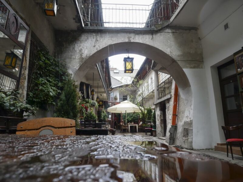 Krakow: Schindler's Factory & Kazimierz Jewish Quarter Tour - Key Points